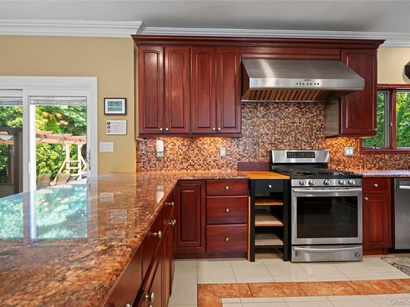 15 Cedar Drive, Plainview NY 11803