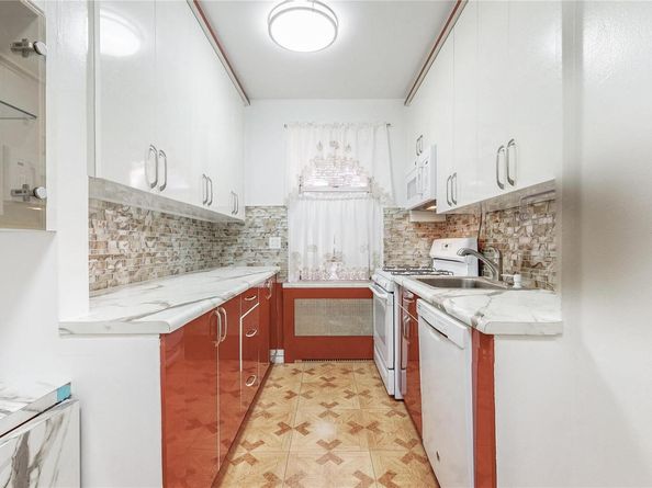 65-41 Booth Street 4A, Rego Park NY 11374