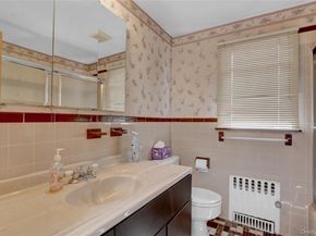 54 Nugent Street, New Hyde Park NY 11040