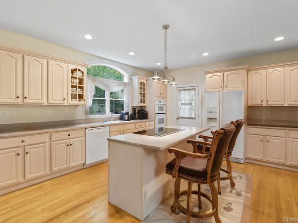 10 Woodhull Landing Road, Miller Place NY 11764