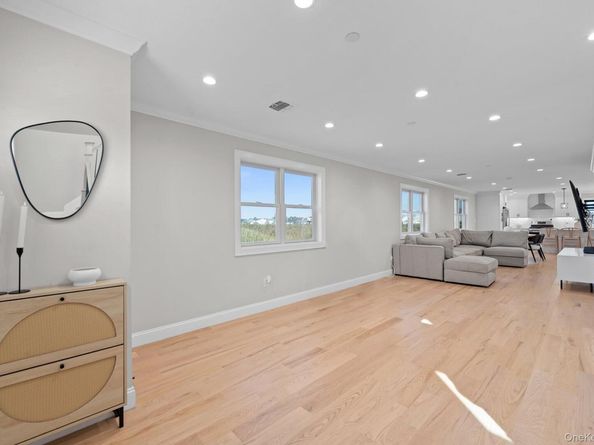 914 Arctic Street, Lindenhurst NY 11757