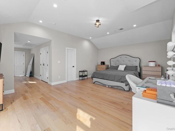 914 Arctic Street, Lindenhurst NY 11757