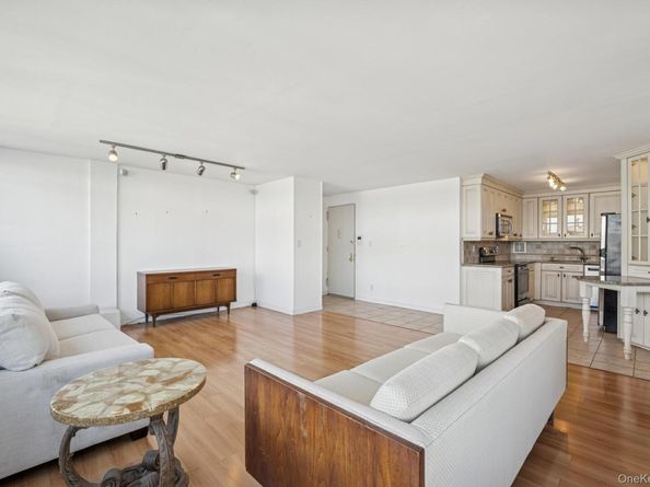 166-41 Powells Cove Boulevard 4C, Beechhurst NY 11357