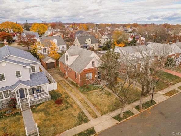 123 Nugent Street, New Hyde Park NY 11040