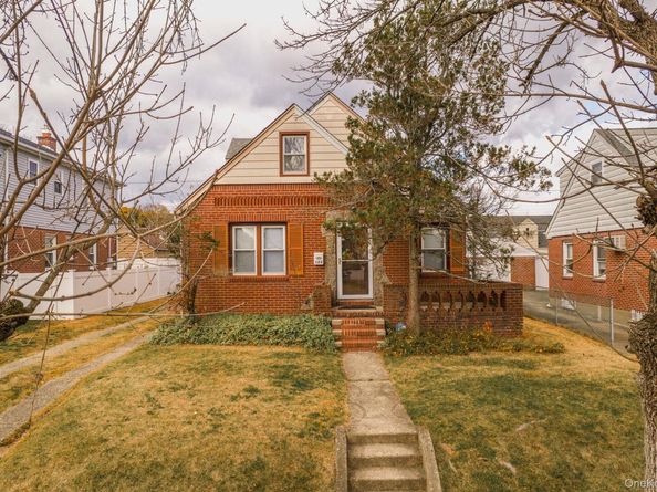 123 Nugent Street, New Hyde Park NY 11040