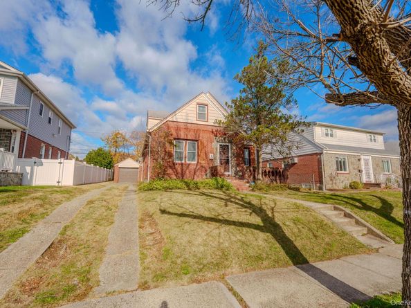 123 Nugent Street, New Hyde Park NY 11040