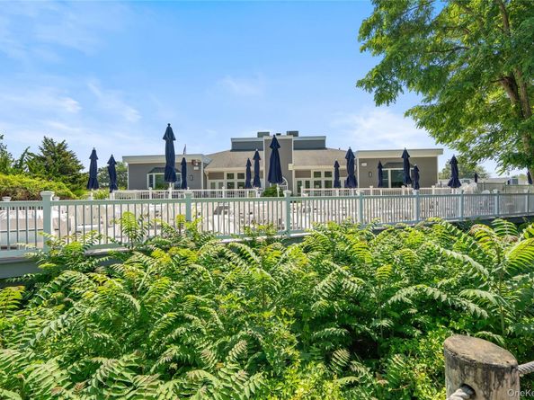 509 Oak Bluff Court, Moriches NY 11955