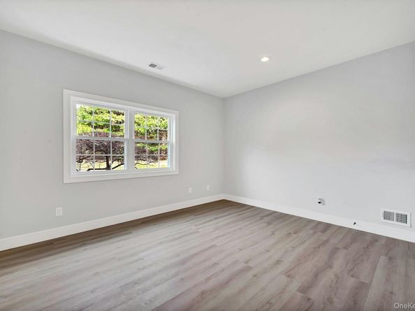 509 Oak Bluff Court, Moriches NY 11955