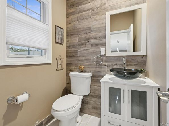 5 Vernon Street, Plainview NY 11803