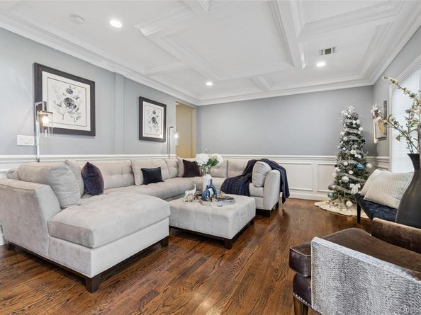 5 Vernon Street, Plainview NY 11803