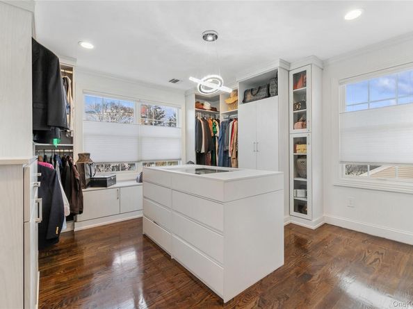 5 Vernon Street, Plainview NY 11803