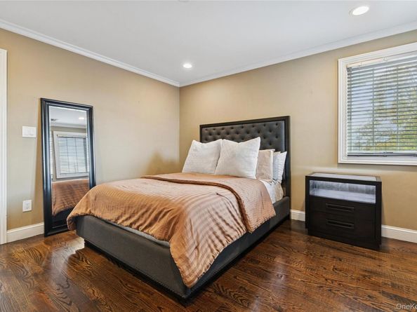 5 Vernon Street, Plainview NY 11803