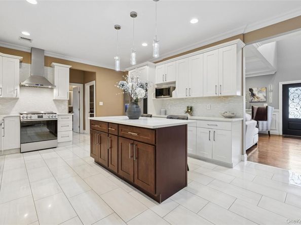 5 Vernon Street, Plainview NY 11803