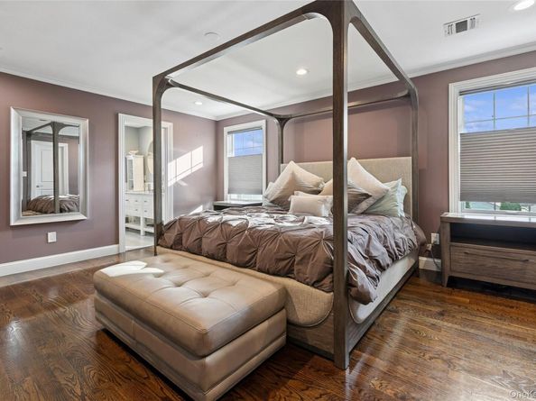 5 Vernon Street, Plainview NY 11803