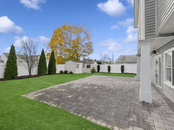 5 Vernon Street, Plainview NY 11803