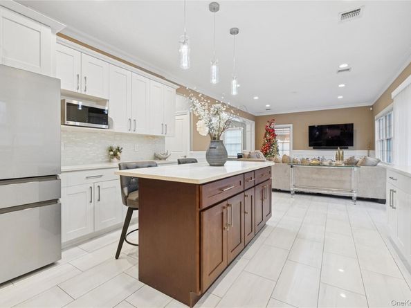 5 Vernon Street, Plainview NY 11803