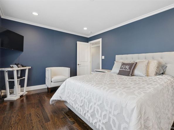 5 Vernon Street, Plainview NY 11803