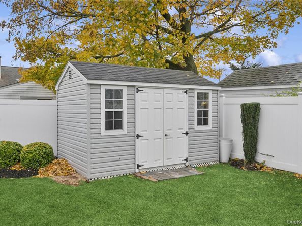 5 Vernon Street, Plainview NY 11803