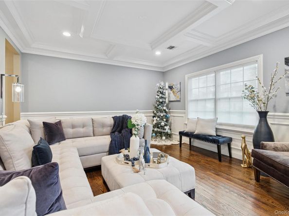 5 Vernon Street, Plainview NY 11803