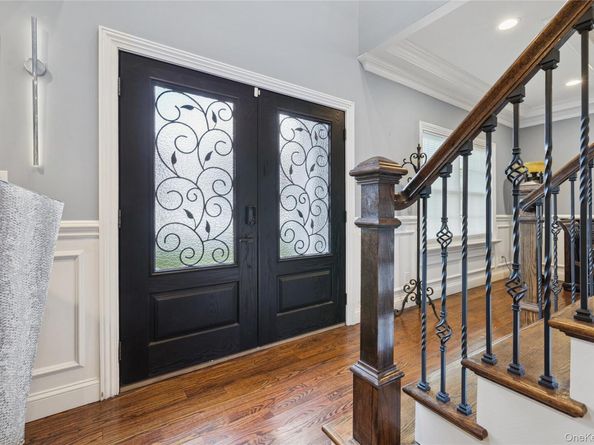 5 Vernon Street, Plainview NY 11803