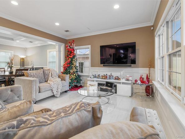 5 Vernon Street, Plainview NY 11803