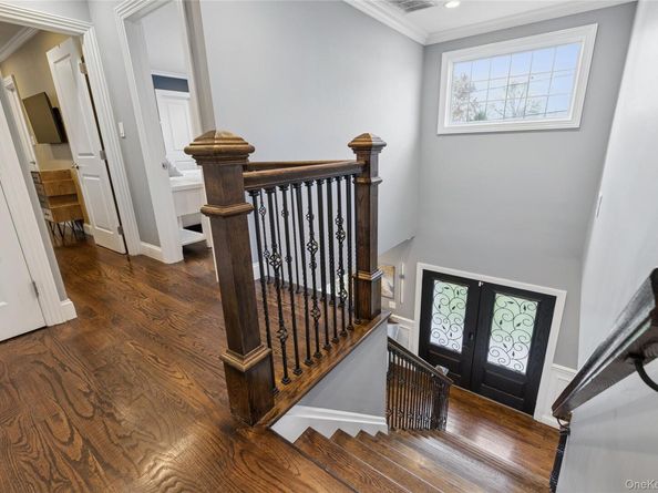 5 Vernon Street, Plainview NY 11803