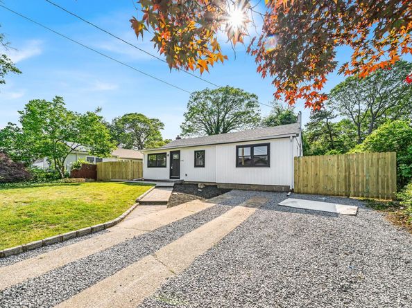 1090 Brookdale Avenue, Bay Shore NY 11706