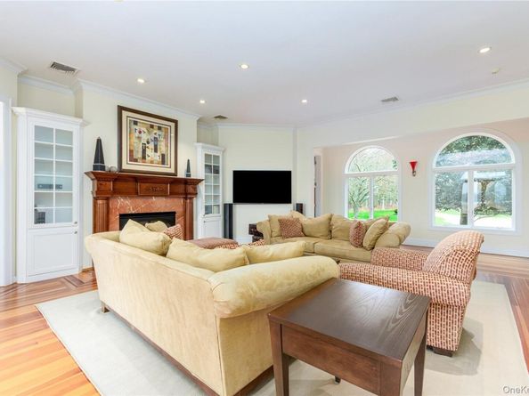 22 Old Neck Road S, Center Moriches NY 11934