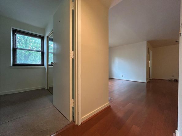 8 West Mill Drive 1B, Great Neck NY 11021