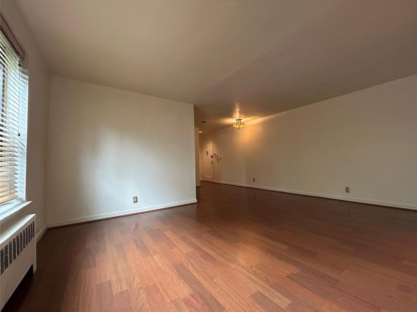 8 West Mill Drive 1B, Great Neck NY 11021