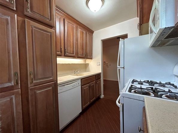 8 West Mill Drive 1B, Great Neck NY 11021