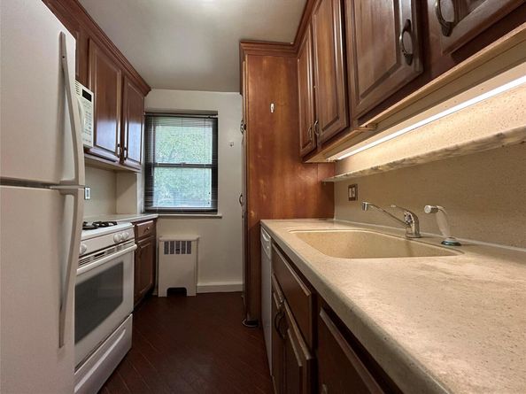 8 West Mill Drive 1B, Great Neck NY 11021