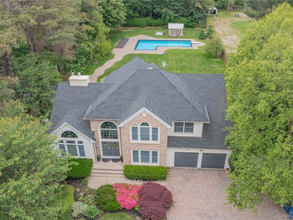 1138 Carlls Straight Path, Dix Hills NY 11746