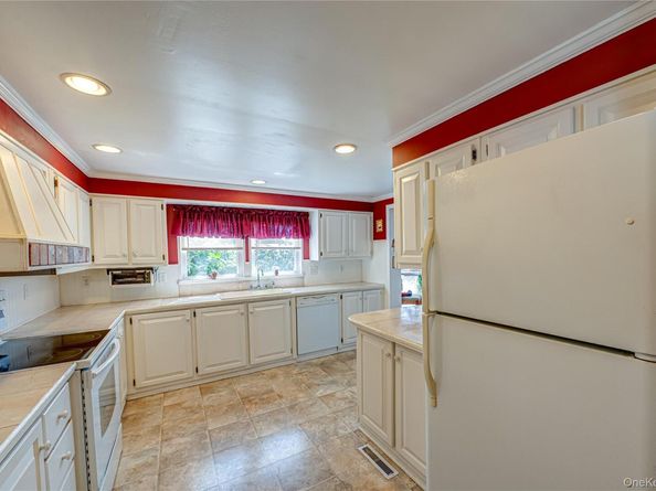 1407 Middle Road 6, Calverton NY 11933
