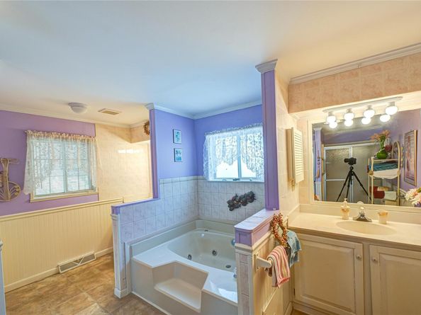 1407 Middle Road 6, Calverton NY 11933