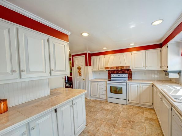 1407 Middle Road 6, Calverton NY 11933