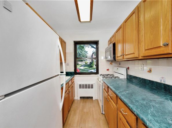 57-47 246 Crescent 1, Douglaston NY 11362