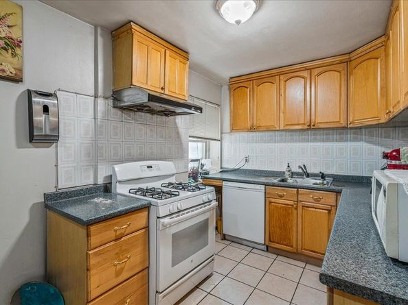 144-55 Melbourne Ave 2E, Flushing NY 11367