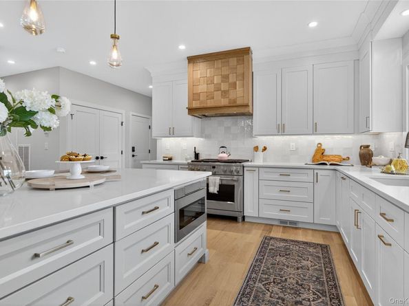 89 Choir Lane, Westbury NY 11590