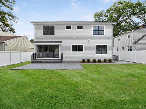 89 Choir Lane, Westbury NY 11590
