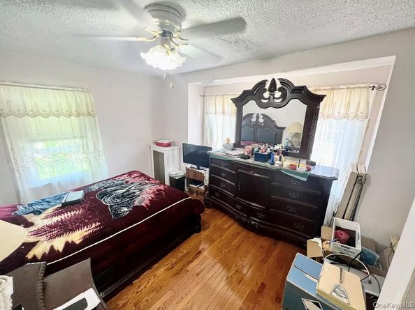 19027 109th Road, Saint Albans NY 11412