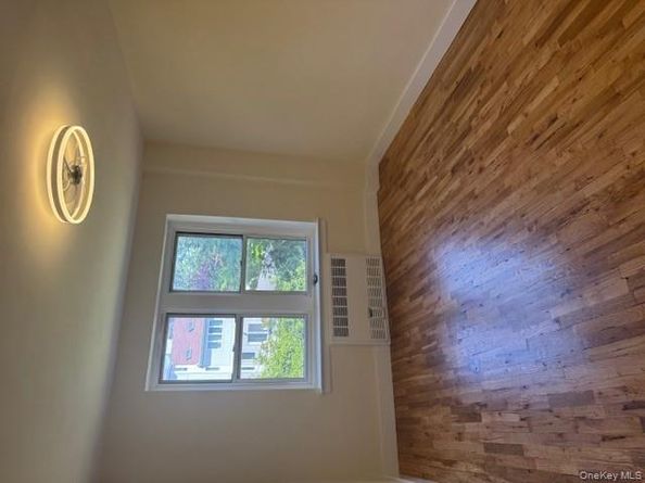 250 W Merrick Road 2R, Freeport NY 11520