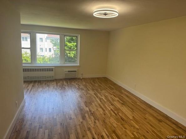 250 W Merrick Road 2R, Freeport NY 11520