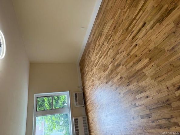 250 W Merrick Road 2R, Freeport NY 11520