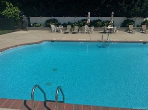 250 W Merrick Road 2R, Freeport NY 11520