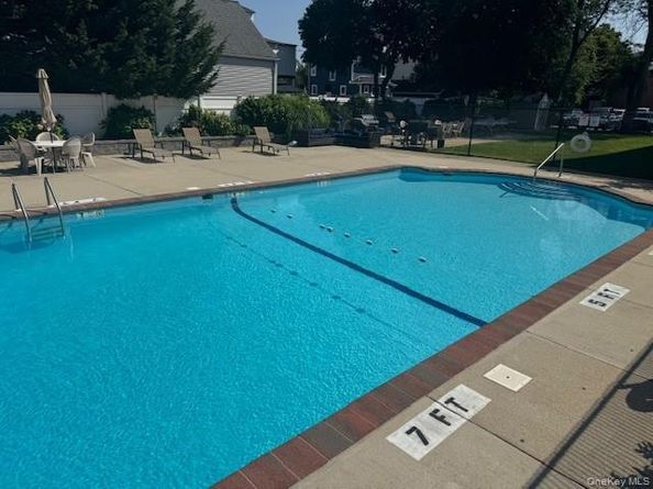 250 W Merrick Road 2R, Freeport NY 11520