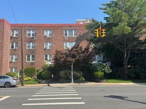 250 W Merrick Road 2R, Freeport NY 11520