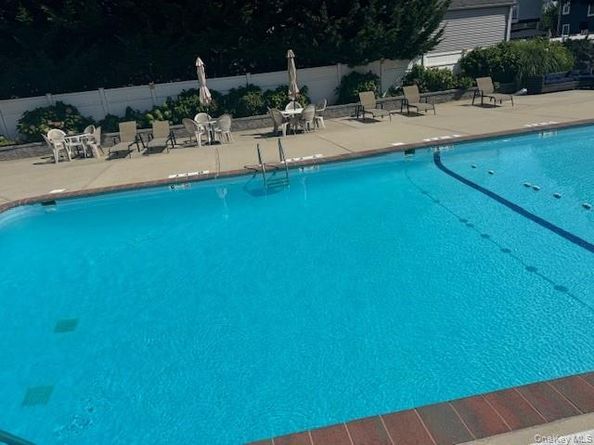 250 W Merrick Road 2R, Freeport NY 11520