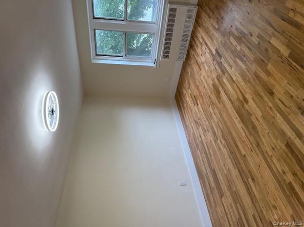 250 W Merrick Road 2R, Freeport NY 11520