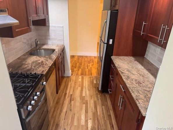 250 W Merrick Road 2R, Freeport NY 11520